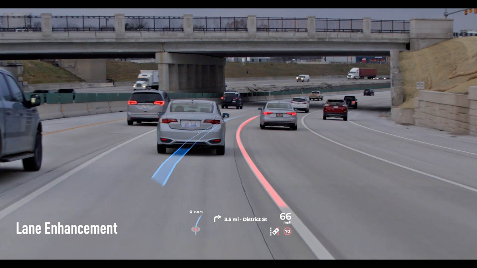車道偏移時，系統甚至會直接在車道限使用紅色標示